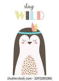 tarjeta tribal de pingüino lindo con plumas y letras permanecen silvestres, ilustración vectorial, diseño simple para niños