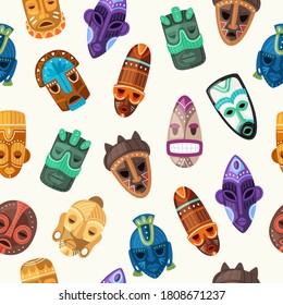 Stammesmaske ethnisch nahtlose Muster, Vektorgrafik. Cartoon-Flachkrieger aus Afrika, Holzmasken auf menschlichem Kopf oder zeremonielles Afro-Totem mit antiken Horrorverzierungen, traditionelle Textur