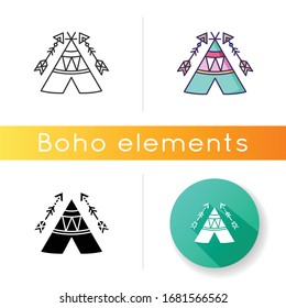 Stammeskrippe im Boho-Stil Symbol. Indianerwohnung in Indien. Hütte mit ethnischen Ornamenten. Wigwam und Pfeile. Ethnische Dekoration. Lineare Schwarz- und RGB-Farbstile. Einzelne Vektorgrafiken