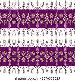 Padrão têxtil tribal com faixas horizontais. O design apresenta motivos geométricos, como losangos e triângulos, em uma rica paleta de cores de roxo, branco, preto, vermelho e amarelo.