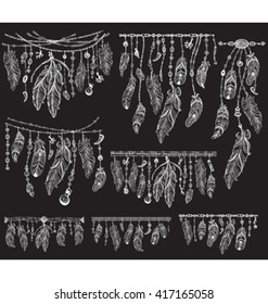 Stammesthema mit Federn auf Schwarz. Eigener Stil.  Tattoo-Design. Design-Elemente im Boho-Stil. Musterbürsten