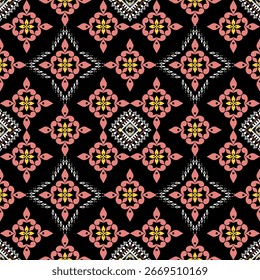 Un patrón de tela impresa de estilo tribal combina motivos florales geométricos rosas y amarillos con una textura Ikat en blanco y negro, dispuesta en una celosía de diamantes sobre un fondo negro sólido.