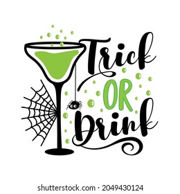 Trick oder drink - lustiger Halloween-Slogan mit Cocktail und Spinne. Gut für Shirt-Druck, Poster, Karte, Label-Partyeinladung und andere Dekoration.