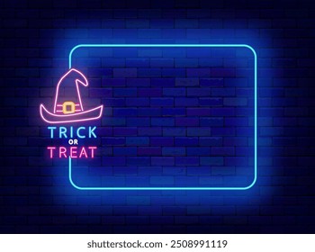 Truque ou trate pôster de néon. Feliz cartão de felicitações de Halloween. Quadro azul vazio e chapéu de texto. Feriado de outubro e venda de temporada. Publicidade brilhante. Copiar espaço. Ilustração de estoque vetorial