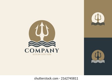 Logotipo de tridente y ondas sobre fondo solar o lunar, estilo de diseño plano en colores dorados, azules y blancos