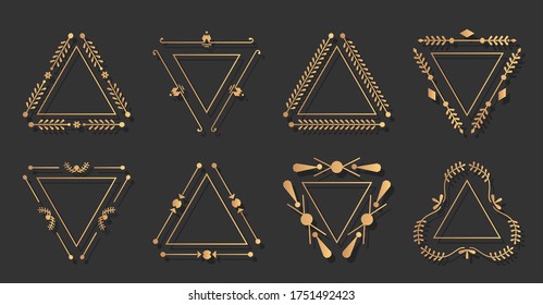 Marco de línea de oro trigonal decorado con elegante decoración ornamental. Borde vintage gráfico triangular para tarjeta de invitación a boda de texto, certificado, menú retro. Dibujo vectorial aislado de tramas de tricornio