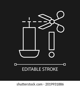 Recortando el icono de etiqueta manual lineal blanca para el tema oscuro. Ilustración personalizable de línea delgada para instrucciones de uso del producto. Símbolo de contorno vectorial aislado para el modo nocturno. Trazo editable