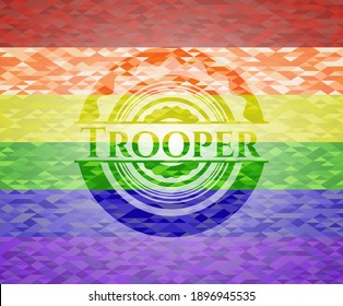 Trooper sobre fondo de mosaico con los colores de la bandera LGBT. 