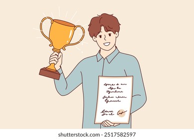 Troféus em mãos do homem mostrando certificado e taça de ouro recebidos por realizações profissionais ou esportivas. Guy mostra troféus provando superioridade sobre concorrentes e colegas de trabalho