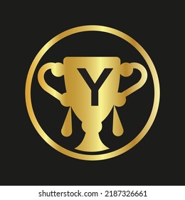 Logo del doodle de color trofeo Y última burbuja de habla Día de Apreciación del Empleado. Plantilla vectorial de desarrollo empresarial para banner,
tarjeta, afiche, fondo.
