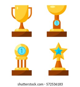 Colección de cuatro tazas de blanco galardonada con premios trofeos. Afiche vectorial de copa ganadora con asas, copa superficial con número uno, recompensa con círculo sobre tres columnas y en forma de estrella hecha de oro