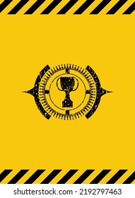 Trophäe Symbol schwarze Grunge Emblem mit gelbem Hintergrund. Vektorgrafik. Detaillierte Angaben. 
