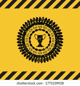 icono de trofeo grunge emblema negro con fondo amarillo, signo de advertencia. Ilustración vectorial. Detallado. 