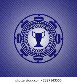 icono trofeo dentro del emblema con textura jean. 