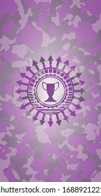 icono trofeo dentro del emblema de camo rosa