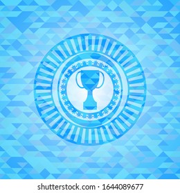 icono trofeo dentro del emblema de mosaico azul claro realista