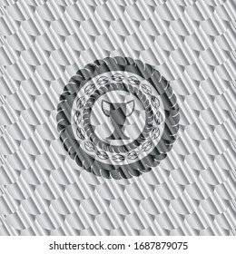 icono trofeo dentro del brillante emblema plateado. Patrón de escalas. Ilustración vectorial. Detallado.