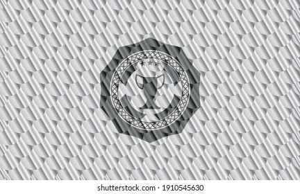 ícono de trofeo dentro del emblema brillante plateado. Patrón de escalas. Ilustración vectorial. Detallado. 