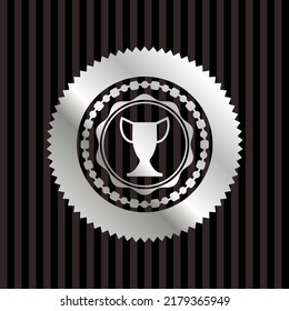 ícono de trofeo dentro del emblema o placa de plata. 