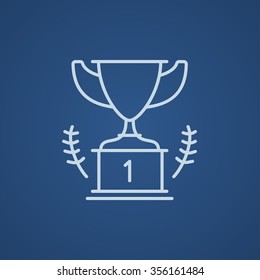Trophy Line Symbol für Web-, Mobil- und Infografiken. Vektorhellblaue Symbol einzeln auf blauem Hintergrund.
