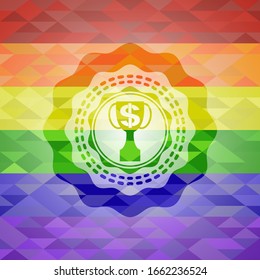 trofeo con símbolo de dinero dentro icono dentro del emblema sobre fondo de mosaico con los colores de la bandera LGBT