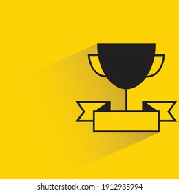 sombra de caída de trofeo y cinta sobre fondo amarillo