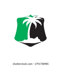 Logo de playa tropical y palmera con diseño de forma de escudo. diseño del vector de la palma