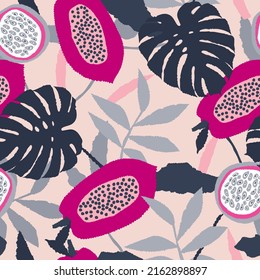 Patrón de fruta tropical con papaya, fruta de la pasión y hojas de monstera sobre fondo rosa claro.