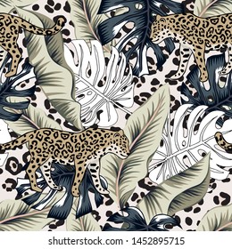 Leopardo tropical, plátano, hojas de palma de monstera, fondo de impresión animal. Patrón veloz. Ilustración gráfica. Plantas exóticas de selva. Diseño floral de la playa de verano. Naturaleza paraíso