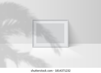 La sombra tropical de la hoja de palma cae sobre el marco blanco de la foto. Efecto superpuesto de moda. Ilustración vectorial de diseño mockup realista, afiche de plantilla a portafolio de fotos, decoración de diseño en interiores