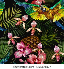 Perros tropicales, orquídeas rosas, piñas y hojas de palma, patrón sin fisuras. Bordados. Fondo del paraíso de la jungla. Maullidos. Plantilla de moda para el diseño de prendas de vestir, textiles