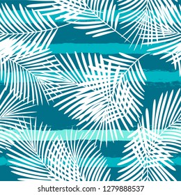 Patrón tropical, hojas de palma sin fisuras vectorial de fondo floral. Planta exótica sobre rayas marinas ilustraciones impresas. Huella veraniega de selva. Hojas de palmera en líneas de pintura. trazos de pincel de tinta