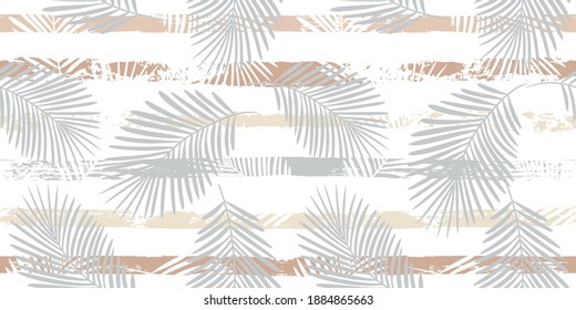 Patrón tropical, hojas de palma sin costura vectorial de fondo floral. Planta exótica sobre rayas beige ilustraciones impresas. Huella veraniega de la jungla. Hojas de palmera en líneas de pintura. trazos de pincel de tinta