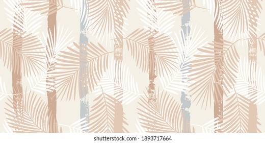 Patrón tropical, hojas de palma sin costura vectorial de fondo floral. Planta exótica sobre rayas beige ilustraciones impresas. Huella veraniega de la jungla. Hojas de palmera en líneas de pintura. trazos de pincel de tinta