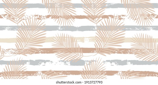 Patrón tropical, hojas de palma sin costura vectorial de fondo floral. Planta exótica sobre rayas beige ilustraciones impresas. Huella veraniega de la jungla. Hojas de palmera en líneas de pintura. trazos de pincel de tinta