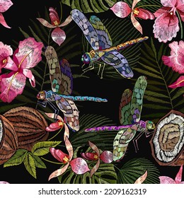 Patrón tropical. Flores de orquídeas rosas, libélulas, coco y hojas de palma de fondo impecable. Bordados. Noche de la jungla. Plantilla de moda para el diseño de prendas de vestir, textiles