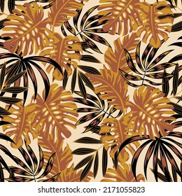 Tropisches nahtloses Muster mit Blättern und Pflanzen auf beigem Hintergrund. tropische Blumenhintergrund mit exotischen Blättern, Dschungelblatt. Exotische Tapete, hawaiianischer Stil.