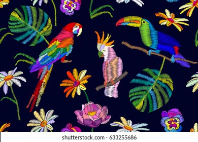 Noite tropical de verão. Padrão vetorial sem costura com papagaios, tucano, flores e folhas de palmeira no fundo preto. Textura bordada estilizada. Motivos vintage.