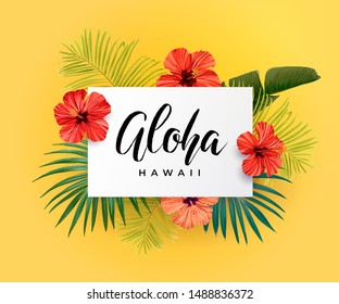 Tropisches Vektordesign mit grünen Palmenblättern, Hibiskusblumen, Ananas und handgezeichneter Aloha-Inschrift. Sommer hawaiianische Illustration.