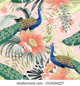 Pájaro de pavo real tropical, flor de loto, hojas de palma con un fondo rosado sin costuras. Papel tapiz de la selva exótica.