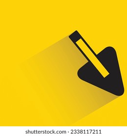 traviesa con sombra sobre fondo amarillo