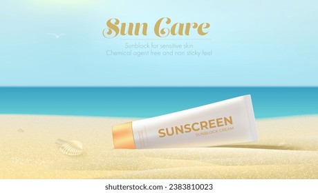 Tube mit Sonnencreme, Nahaufnahme. Creme liegt im Sand. Die Strandszene.