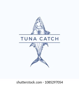 Tuna Catch Abstraktes Vektorzeichen, Symbol oder Logo Vorlage. Handgezeichneter Thunfischfisch mit klassischer Typografie. Vintage Vektor Emblem für ein Restaurant, Cafe, Markt, etc. Einzeln.