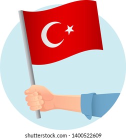 Bandeira da Turquia em mãos. História patriótica. Ilustração do vetor da bandeira nacional da Turquia