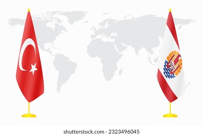 Turquía y la Polinesia Francesa banderas para una reunión oficial en el fondo del mapa mundial.