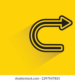 girar flecha derecha con sombra sobre fondo amarillo