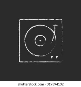 Turntable Hand gezeichnet in Kreide auf einem schwarz-weißem Vektorsymbol einzeln auf schwarzem Hintergrund.