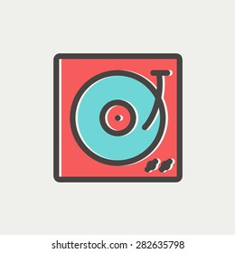 Turntable mit Vinyl Disk Icon dünne Linie für Web und mobile, moderne minimalistische flache Design. Vektorsymbol mit dunkelgrauem Umriss und Offset-Farbe auf hellgrauem Hintergrund.
