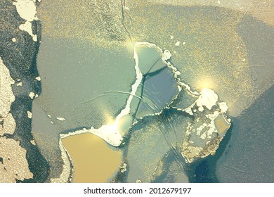 Türkis- und goldfarbener abstrakter Marmor mit Funkeln. Vektorhintergrund in Alkoholfarbe Technik mit Glitter. Vorlage für Banner, Plakatdesign. Flüssigkunstmalerei