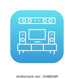 TV-Flachbildschirm und Home-Theater-Linie Symbol für Web-, Mobil-und Infografiken. Vektorweißes Symbol auf dem blauen Farbverlauf-Quadrat mit abgerundeten Ecken einzeln auf weißem Hintergrund.